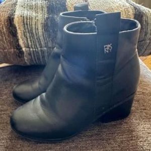 DKNY girl boots size 1. Color black